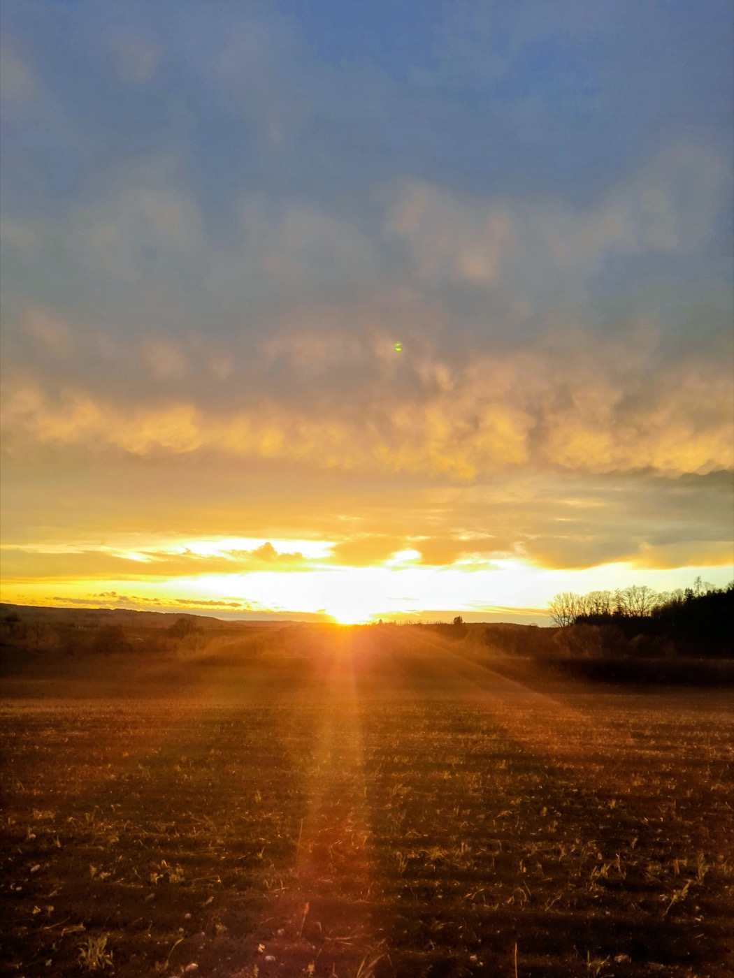 Sonnenuntergang über einer weiten Landschaft